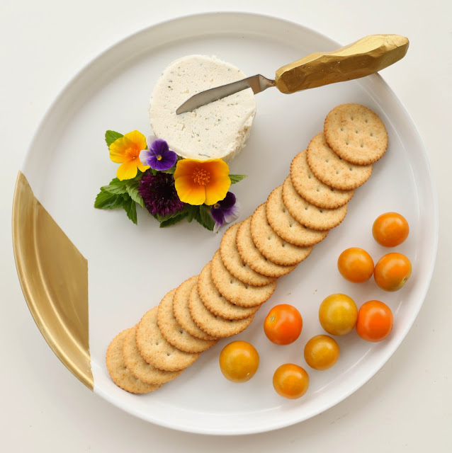 geometric-cheese-knife-and-plate
