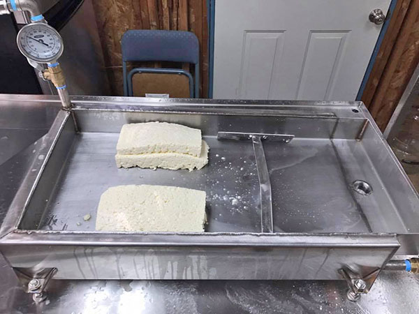 https://blog.cheesemaking.com/wp-content/uploads/2017/01/sfw.heated.drain7_.jpg
